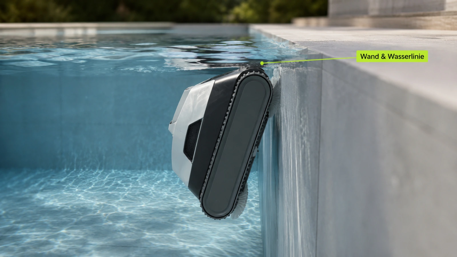 Poolroboter klettert die Beckenwand hoch und reinigt die Wasserlinie
