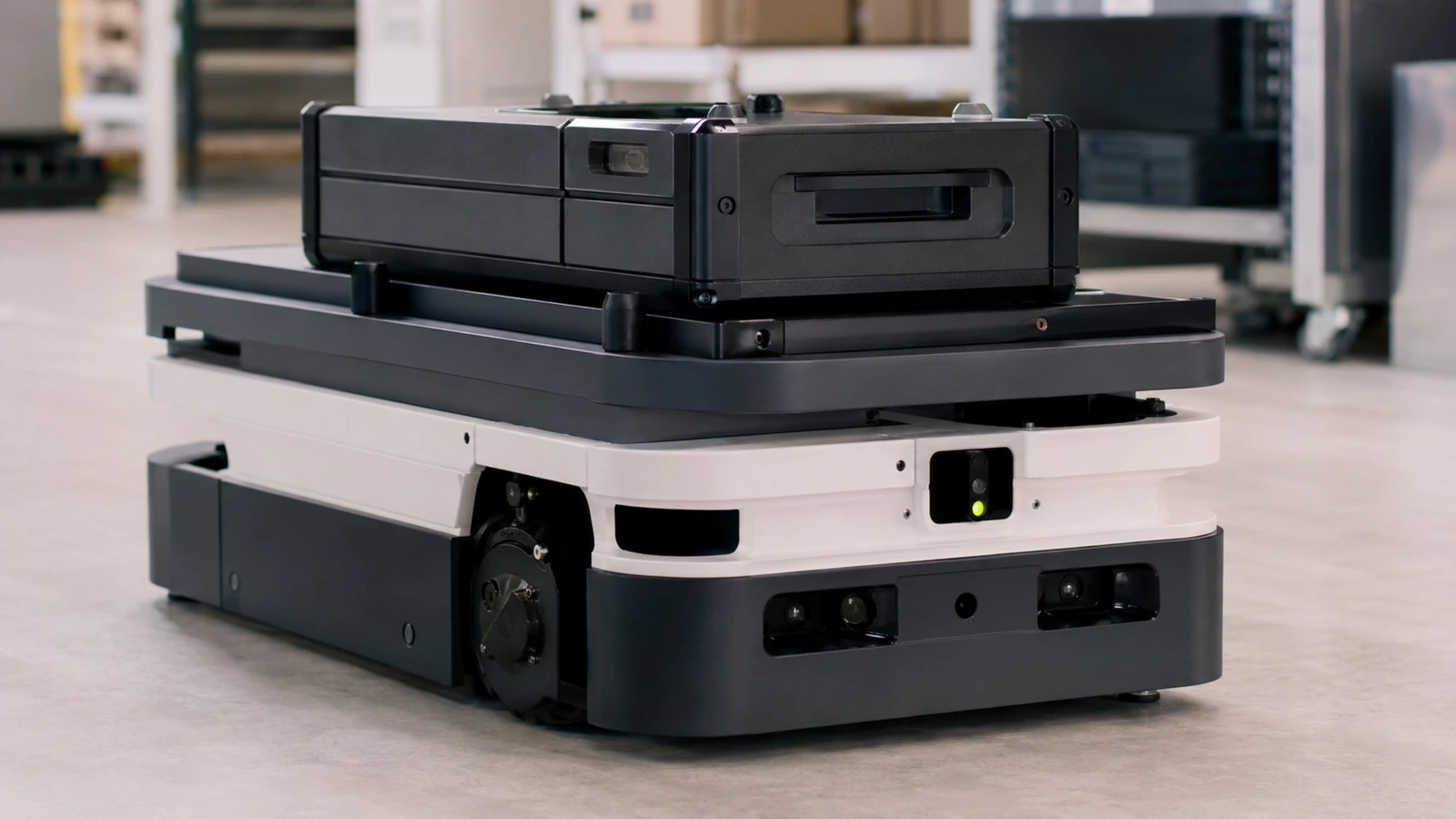 Nahaufnahme eines autonomen mobilen Roboters mit Ladefläche im modernen Logistik-Look