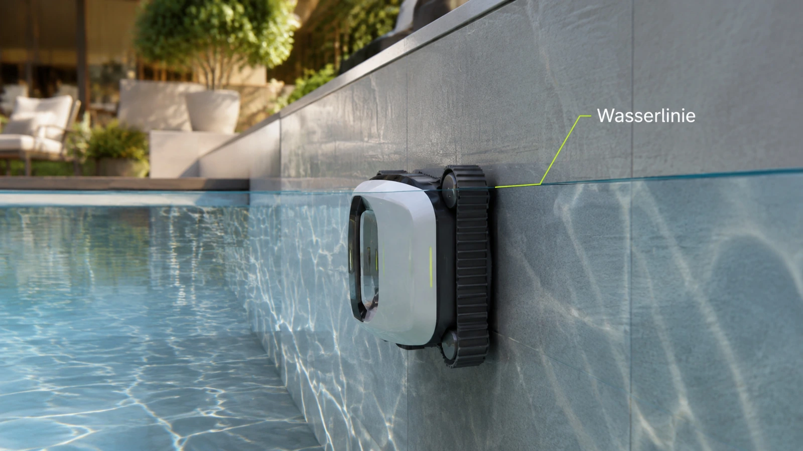 Poolroboter fährt entlang der Wasserlinie und reinigt den oberen Beckenrand