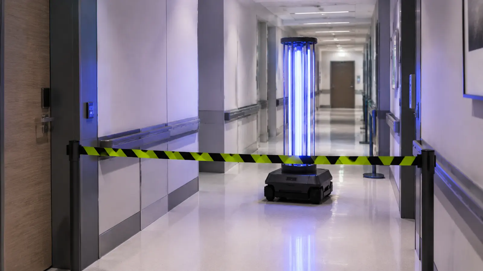 Desinfektionsroboter fährt autonom durch einen abgesperrten Klinikflur