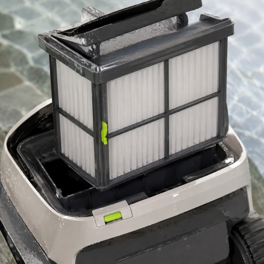 Nahaufnahme des herausnehmbaren Filterkorbs eines Poolroboters