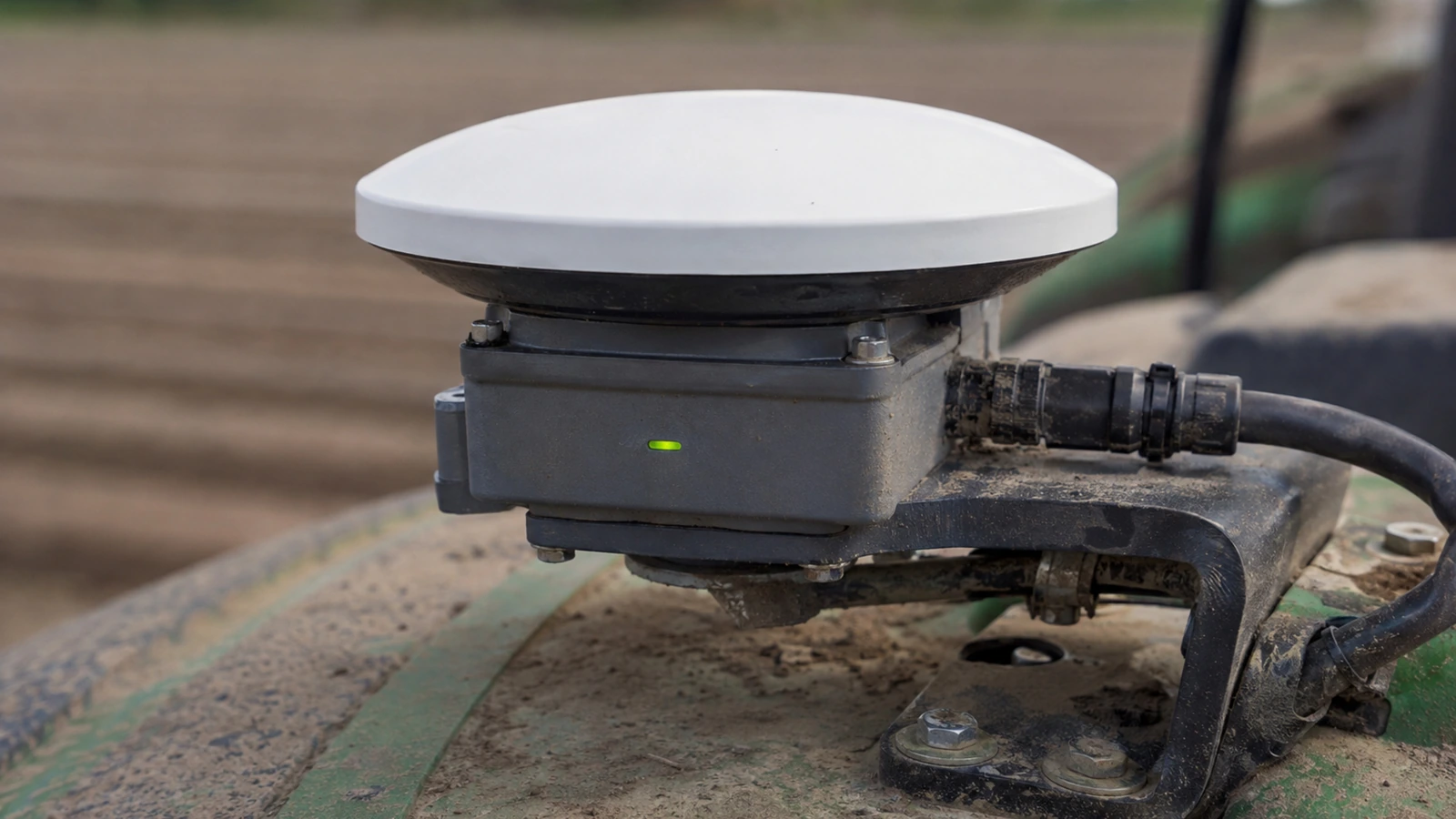 Nahaufnahme eines RTK-GPS-Antennenmoduls auf einer Agrarmaschine für die genaue Feldnavigation