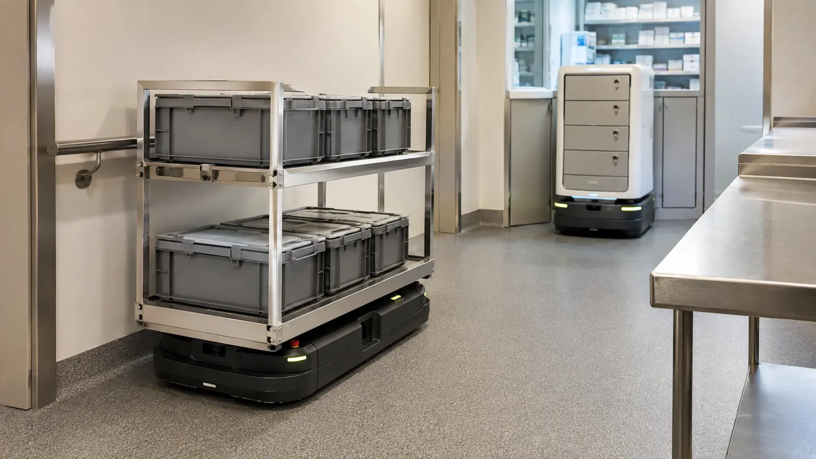 Offene mobile Transportplattform mit Behälter-Regal, im Hintergrund ein geschlossener Medikationsschrank-Roboter.
