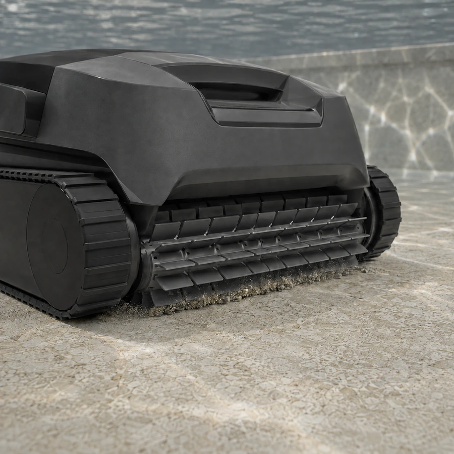Close-up der Bürstenwalze und Ansaugung unter einem Poolroboter im Wasser