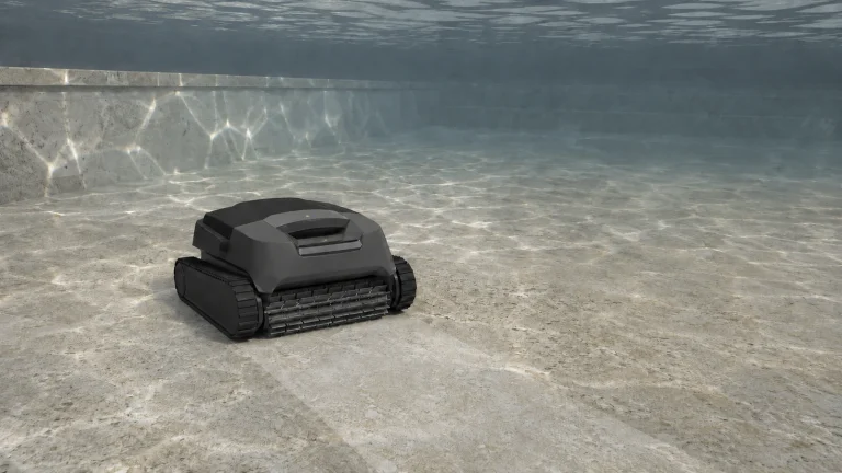 Poolroboter reinigt den Grund eines klaren türkisblauen Pools, Sonnenlicht bricht durchs Wasser