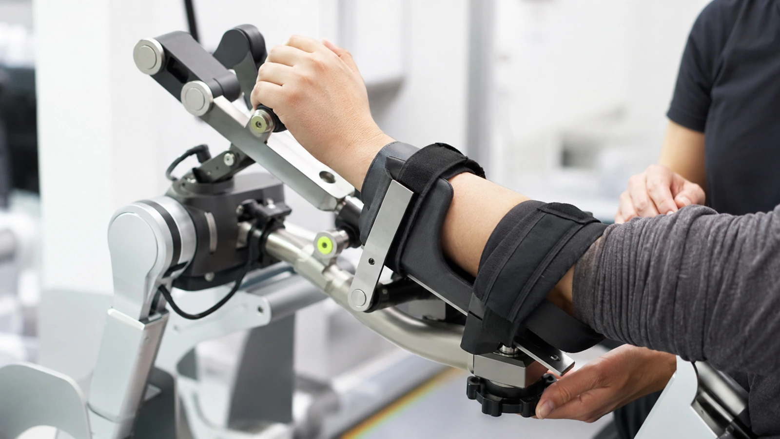 Close-up eines robotischen Arm-Trainers, der einen Unterarm und die Hand geführt in Bewegung hält
