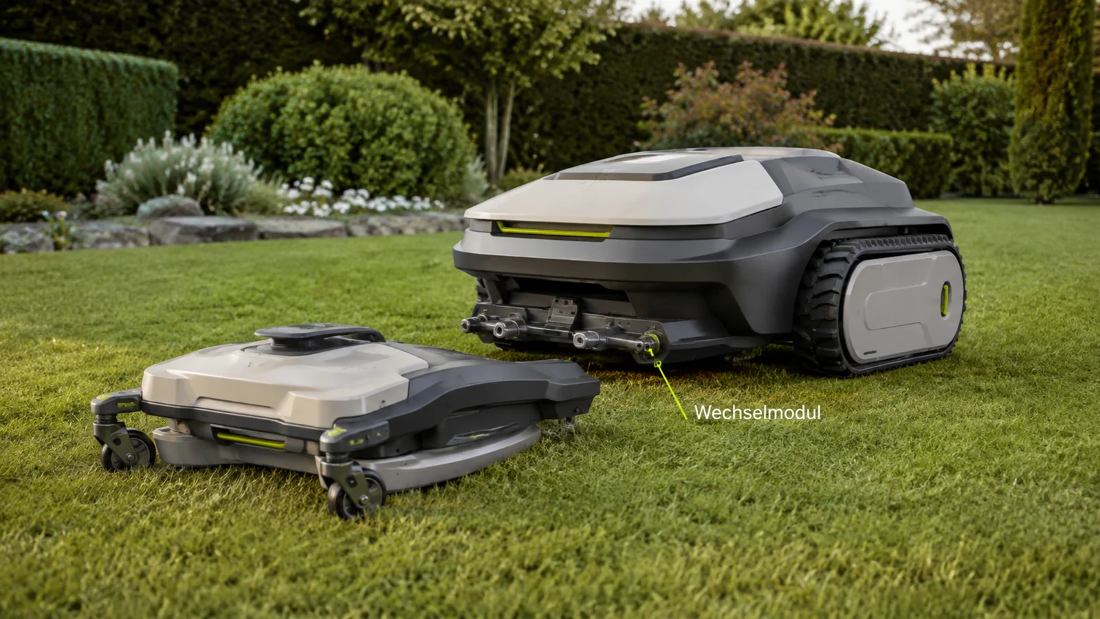 Gartenroboter mit angesetztem Mäh-Aufsatz als wechselbares Modul auf dem Rasen